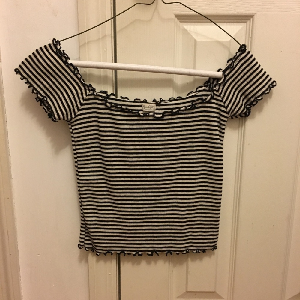 BRANDY MELVILLE OFF THE SHOULDER TEE